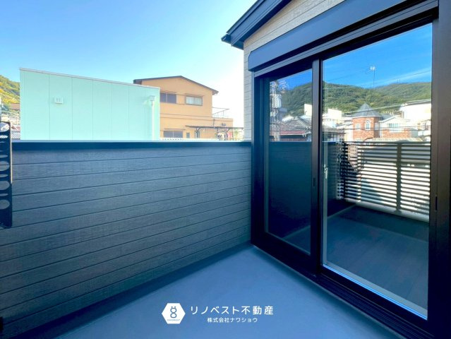 東大阪市第1豊浦町のバルコニー|広々としたバルコニーですので洗濯物も干す場所には困りません◎
