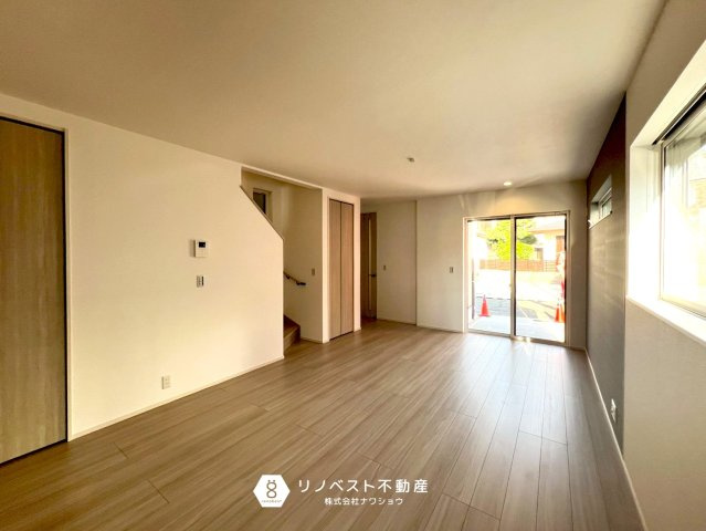 東大阪市第1豊浦町の居間・リビング|駐車スペースからリビングに直行できるので荷物が多くても楽々です♪