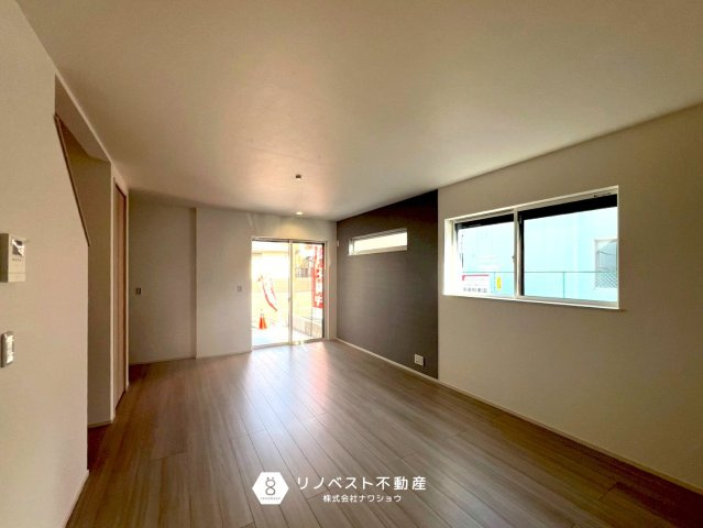 東大阪市第1豊浦町の居間・リビング|2面採光で明るい空間なので家族団らんの場としても最適ですね♪