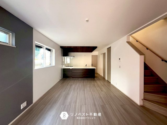 東大阪市第1豊浦町の居間・リビング|リビングに階段があるので家族と顔を合わせる機会が多くなりますね！