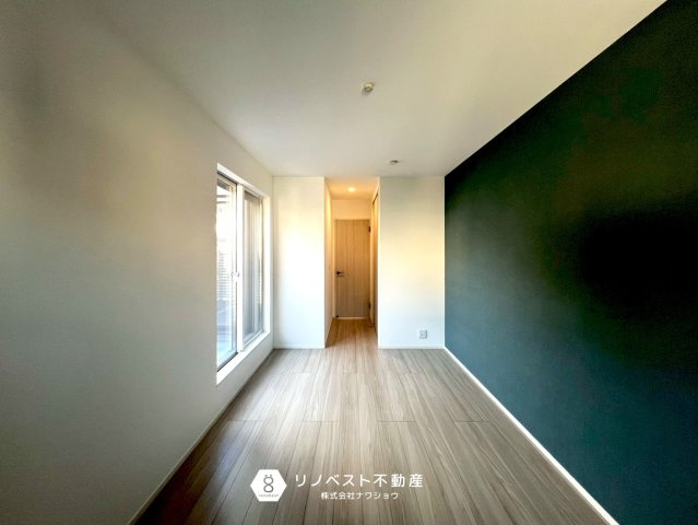 東大阪市第1豊浦町の洋室|黒基調のシックな壁紙が落ち着いた雰囲気の室内を演出してくれます！