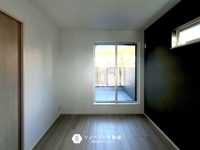 東大阪市第1豊浦町の洋室|バルコニーに出られるので日々の気分転換にもピッタリですね！