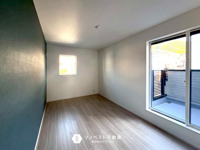 東大阪市第1豊浦町の洋室|バルコニーへは2部屋の洋室から出ることができます◎