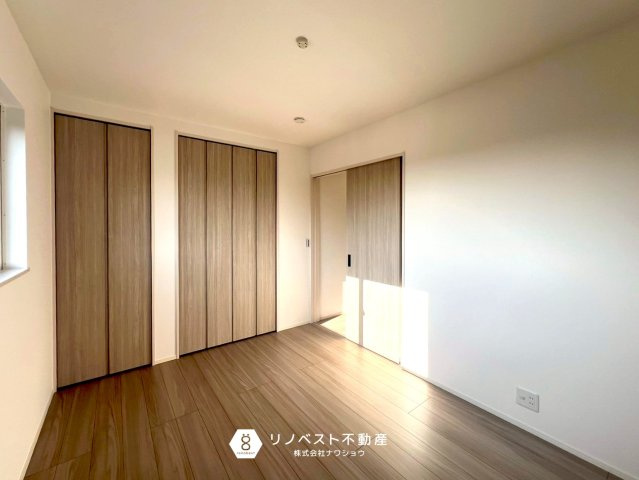 東大阪市第1豊浦町の洋室|各居室にクローゼットがあるので収納には困りません◎