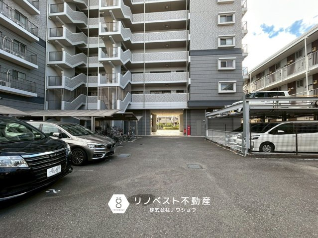 エスリード鴻池新田駅前の駐車場|敷地内に駐車場がございます。空き状況などはご確認ください。