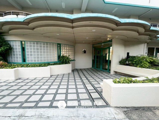 ディオフェルティ石切のエントランス|エントランスにある屋根がオシャレ感UPです！家に帰るのが楽しくなりそうですね♪