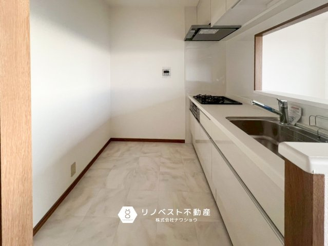 ディオフェルティ石切のキッチン|システムキッチンが新調されているのでキレイな状態です♪調理スペースも広々♪