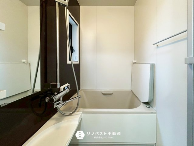 東大阪市布市町4丁目の独立洗面台|洗面室には小窓があり換気もしやすいので浴室からの湿気がこもりにくいです！洗面台の鏡には照明がついているので手元やお顔を明るく照らしてくれるので身支度もスムーズです！