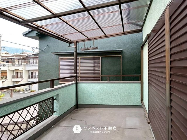 東大阪市布市町4丁目のバルコニー|広々としているので洗濯物をたくさん干すことができます！洋室からもバルコニーに出ることができます！