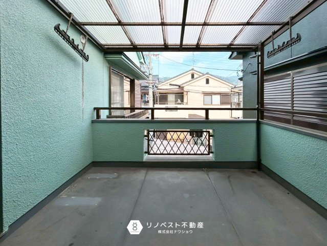 東大阪市布市町4丁目の駐車場|玄関横にあり屋根付きなので荷物を運ぶのにも便利です！雨の日でも安心ですね！