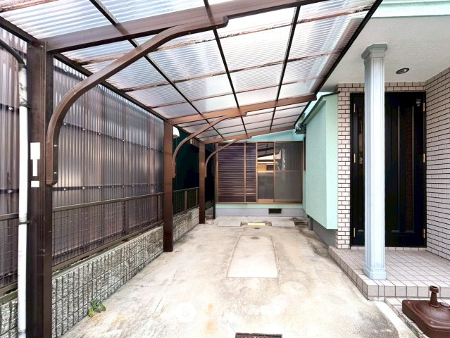 東大阪市布市町4丁目の駐車場|玄関横にあり屋根付きなので荷物を運ぶのにも便利です！雨の日でも安心ですね！