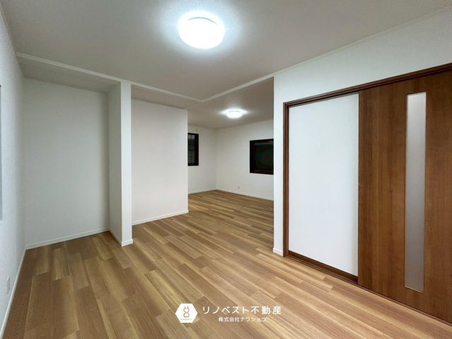 東大阪市布市町4丁目の居間・リビング|キッチンからすぐにリビングに行けるので配膳も楽々ですね♪