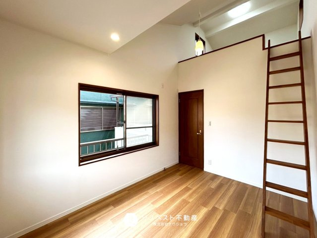 東大阪市布市町4丁目の洋室|窓が2面あるので陽当たりも良好で明るいお部屋となっております。