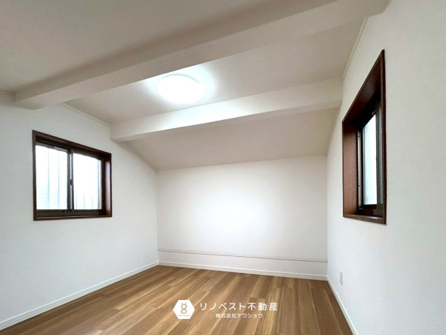 東大阪市布市町4丁目の洋室|クローゼットが付いているので物の整理をするのに役立ちます。スッキリとしたお部屋造りができそうですね！