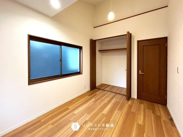 東大阪市布市町4丁目のキッチン|勝手口があるのでゴミ出しなど少し外に出る時用に使うのも良さそうです！