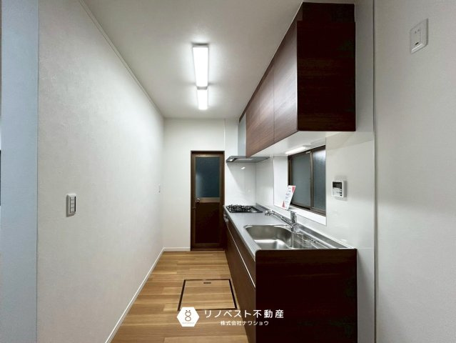 東大阪市布市町4丁目のキッチン|3口コンロがあるので調理の時間も短縮できますね！キッチンには床下収納があるのでストックや日用品を収納するのに便利です！