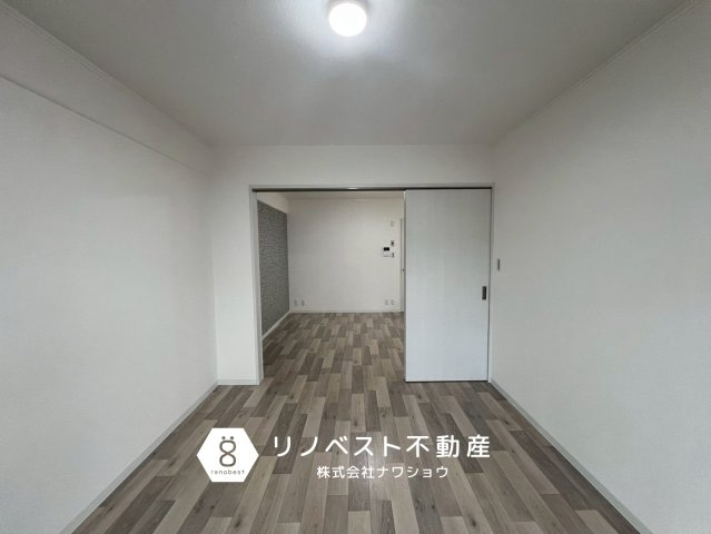 若江岩田スカイハイツの洋室|玄関入ってすぐの約5.3帖の洋室。
収納が2つございますので、用途別に使い分け可能です◎