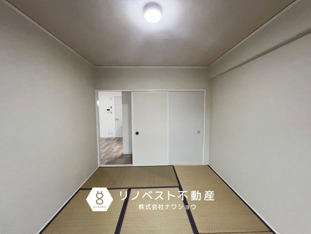 若江岩田スカイハイツのキッチン|グリル付き３口システムキッチン。
清潔感のあるキッチンです◎