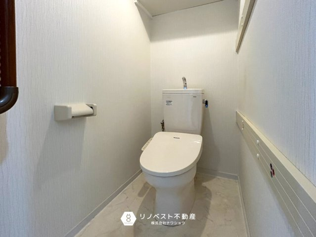 布施コープ弐番館の浴室|薄いブルーの壁紙が印象的なお風呂で日々の疲れを癒してください♪