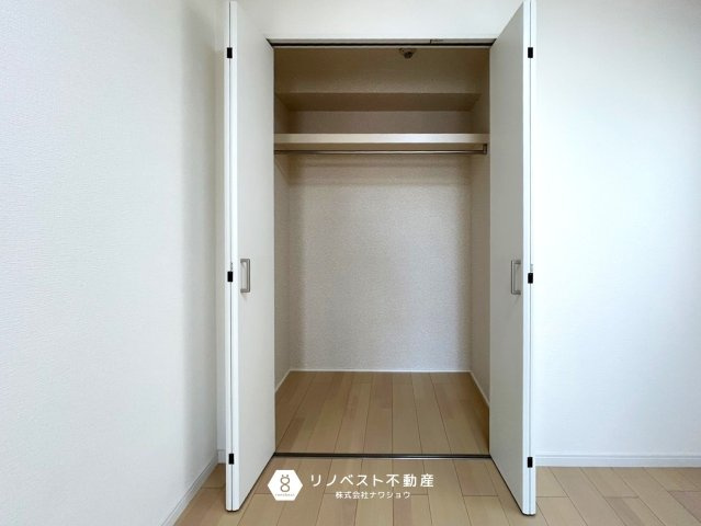 布施コープ弐番館の収納|玄関入ってすぐのところに収納棚があるので日用品や掃除用品などを収納できそうですね！