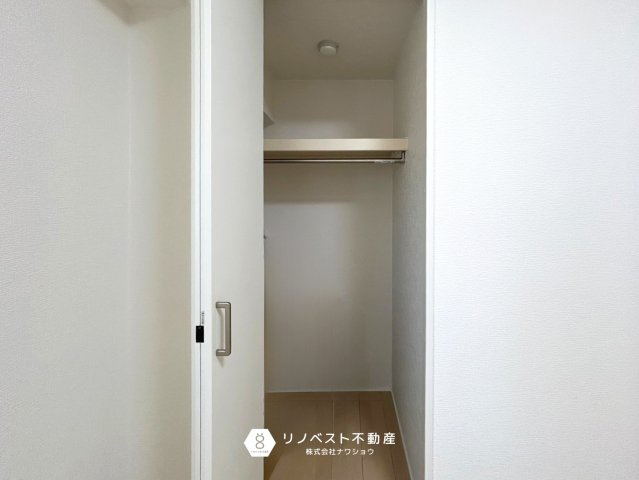 布施コープ弐番館の独立洗面台|洗面台の横に収納棚がございます。
スキンケアやメイク道具の収納にも◎