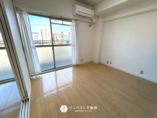 布施コープ弐番館の居間・リビング|ブルークロスがアクセントになっていてオシャレですね♪