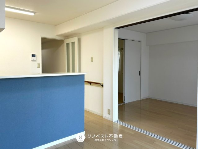 布施コープ弐番館の洋室|玄関入ってすぐの4.5帖洋室。2面採光でお部屋が明るいです♪