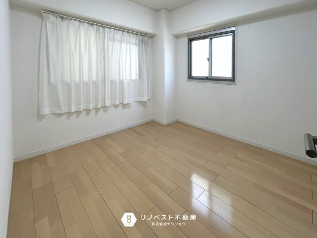 布施コープ弐番館の洋室|仕切りの扉を開けておくと一続きの空間として使用して頂くことができるので広々ですね！