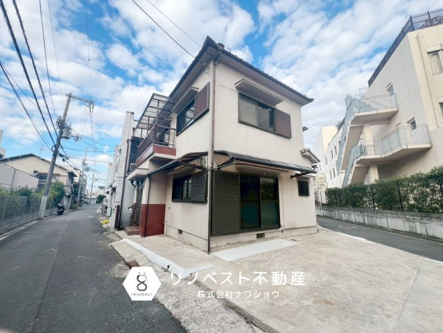 東大阪市長瀬町１丁目の前面道路含む現地写真|2台分の駐車スペース付き。
角地になります。