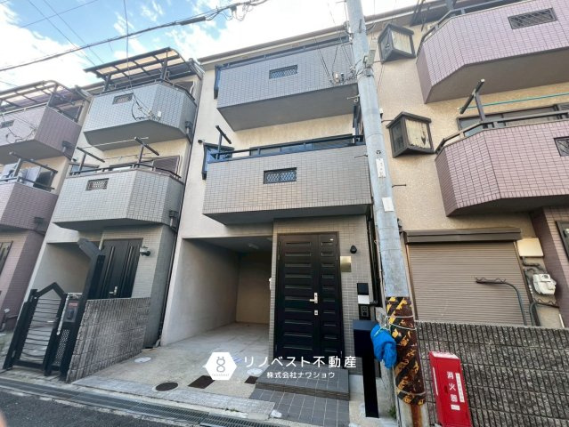 東大阪市末広町の外観|2025年5月リフォーム完成！
閑静な住宅街に立地する中古戸建です♪