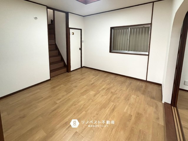 生野区勝山北5丁目中古戸建の洋室|トイレもあるので2階にわざわざ行かなくてすむので便利ですね！