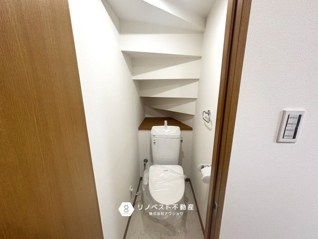 生野区勝山北5丁目中古戸建のトイレ|2か所トイレがあるので混み合う心配がないですね。