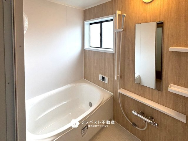 生野区勝山北5丁目中古戸建の浴室|ゆったりとしたユニットバスで足を伸ばして寛ぐことができます。
小窓もあり換気ができるので室内に湿気がたまるのを防げます！