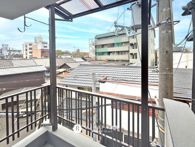 生野区勝山北5丁目中古戸建のバルコニー|4か所バルコニーがあります。
ルーフ付きなので多少の雨なら濡れる心配はありませんね！