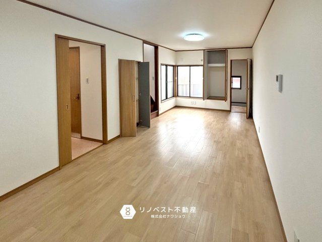 生野区勝山北5丁目中古戸建の居間・リビング|2階部分のLDKにはクローゼットが２か所あるのでちょっとした日用品を整理するには良いですね◎