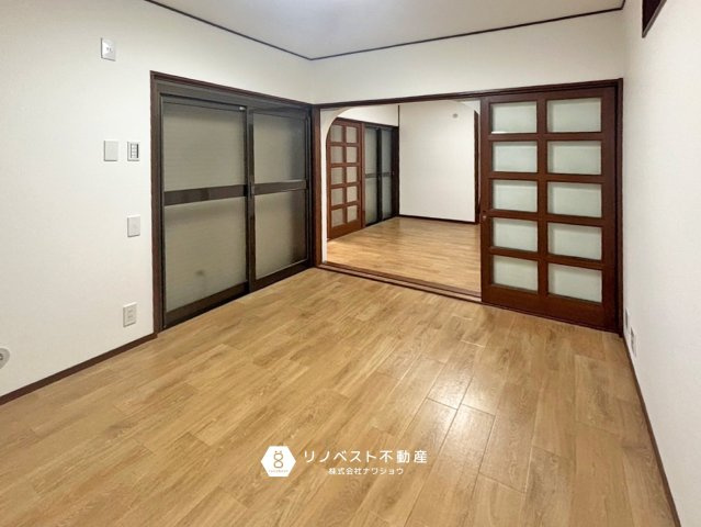 生野区勝山北5丁目中古戸建の洋室|1階6帖の洋室です。駐車場に繋がる窓もあり雨に濡れることなく室内に入ることができるのは良いですね◎