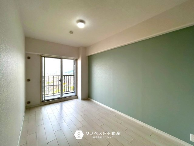 フォルム石切さくら坂の洋室|グリーンの壁紙がアクセントになってオシャレですね！