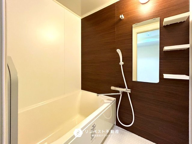 フォルム石切さくら坂の浴室|広々としたバスタブなので足を伸ばしてリラックスして頂けます♪