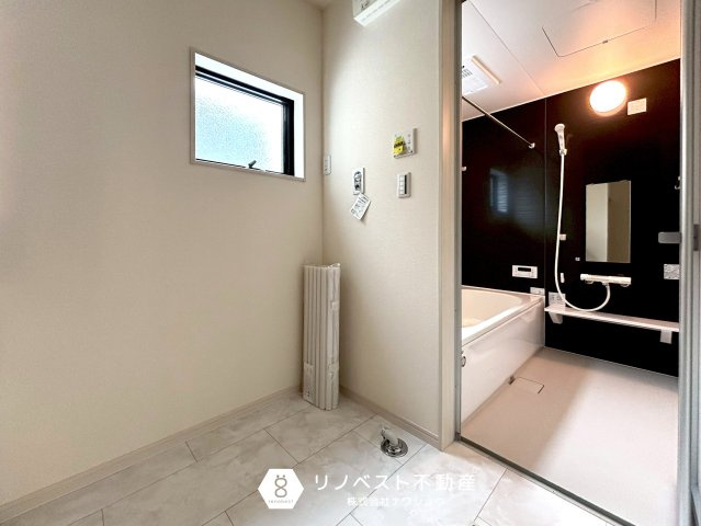 東大阪市日下町7丁目の独立洗面台|三面鏡付独立洗面台で朝の身支度がスムーズに♪