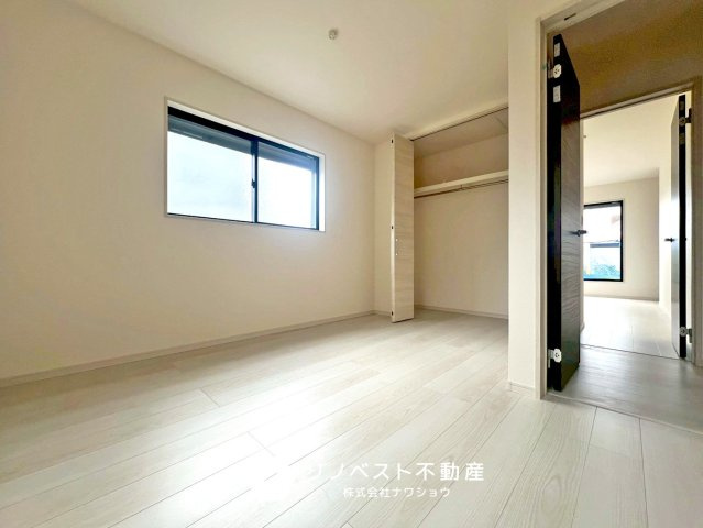 東大阪市日下町7丁目の洋室|ウォークインクローゼット付きの洋室。白を基調とした内装で広く見えます♪