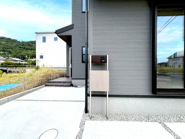 東大阪市日下町7丁目の駐車場|玄関が建物奥にありプライベートを守れる♪