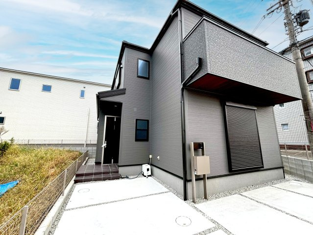 東大阪市日下町7丁目の外観|駐車スペース2台付の新築戸建です！
スタイリッシュな外観が印象的♪