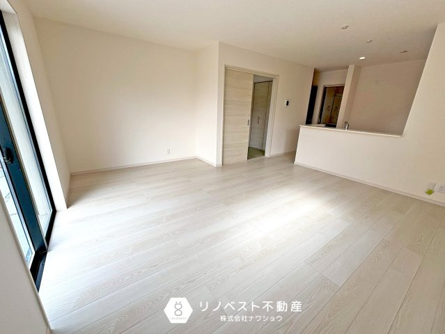 東大阪市日下町7丁目のキッチン|3口コンロ付きキッチン。作業スペースも十分に確保されており、作業効率も上がります♪