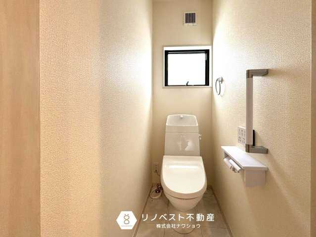 東大阪市日下町7丁目のトイレ|コンパクトですが、換気窓も付いており快適に使用できます◎