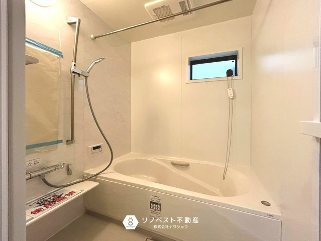 東大阪市新池島町1丁目の独立洗面台|三面鏡付の洗面台で身支度もスムーズにできそうですね♪洗面台には収納もあるので日用品のストックを入れておくこともできます。