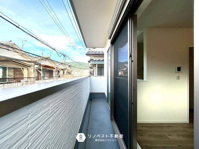 東大阪市新池島町1丁目の玄関|玄関には鏡付きのシューズボックスがあります！外出前の最終チェックをするのに活用できそうですね！