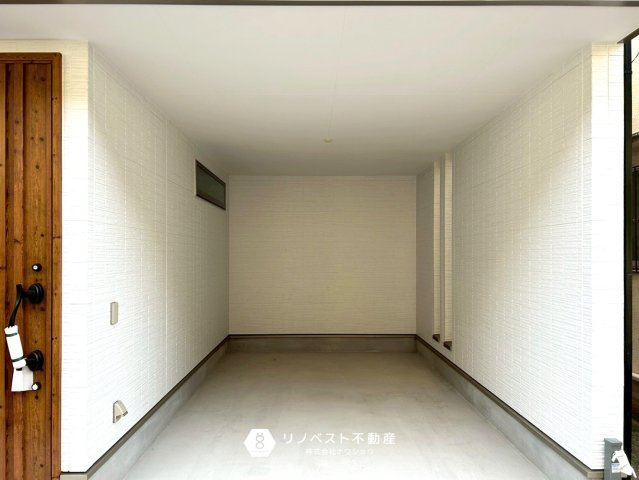 東大阪市新池島町1丁目の駐車場|玄関横には駐車スペースがあり屋根もついているので雨の日でも濡れる心配がありませんね！