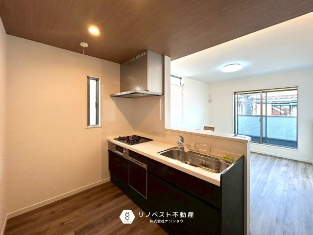 東大阪市新池島町1丁目の洋室|クローゼット付きでバルコニーに出られる窓もあるため明るいお部屋です！