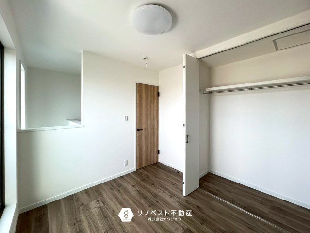 東大阪市新池島町1丁目の洋室|黒基調の壁紙がアクセントになっていて落ち着いた雰囲気の空間です！ウォークインクローゼット付きで収納もたっぷり！