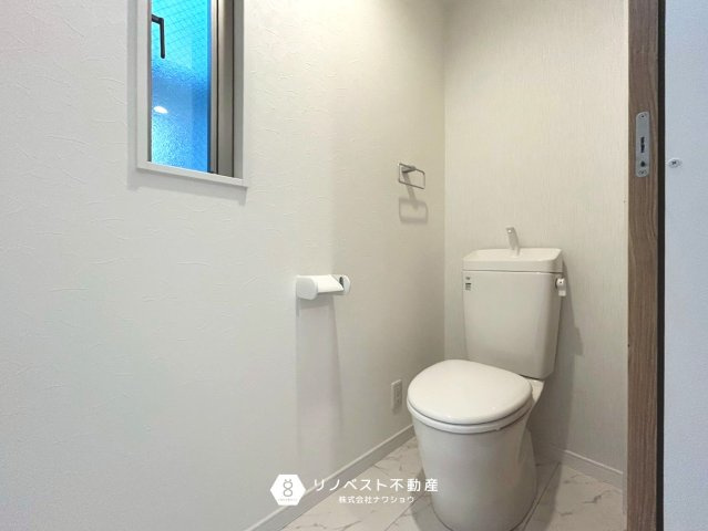 東大阪市新池島町1丁目のトイレ|ウォシュレット付きのトイレで小窓があり換気するのも楽々です♪